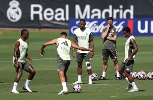 科贝：皇马所乘飞机出现延误目前还未降落，新闻发布会暂时取消