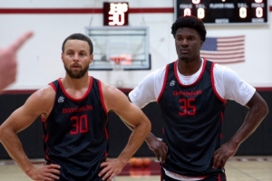 DB电竞官网-库里在湾区开启迷你训练营 指导母校戴维森学院的球员训练